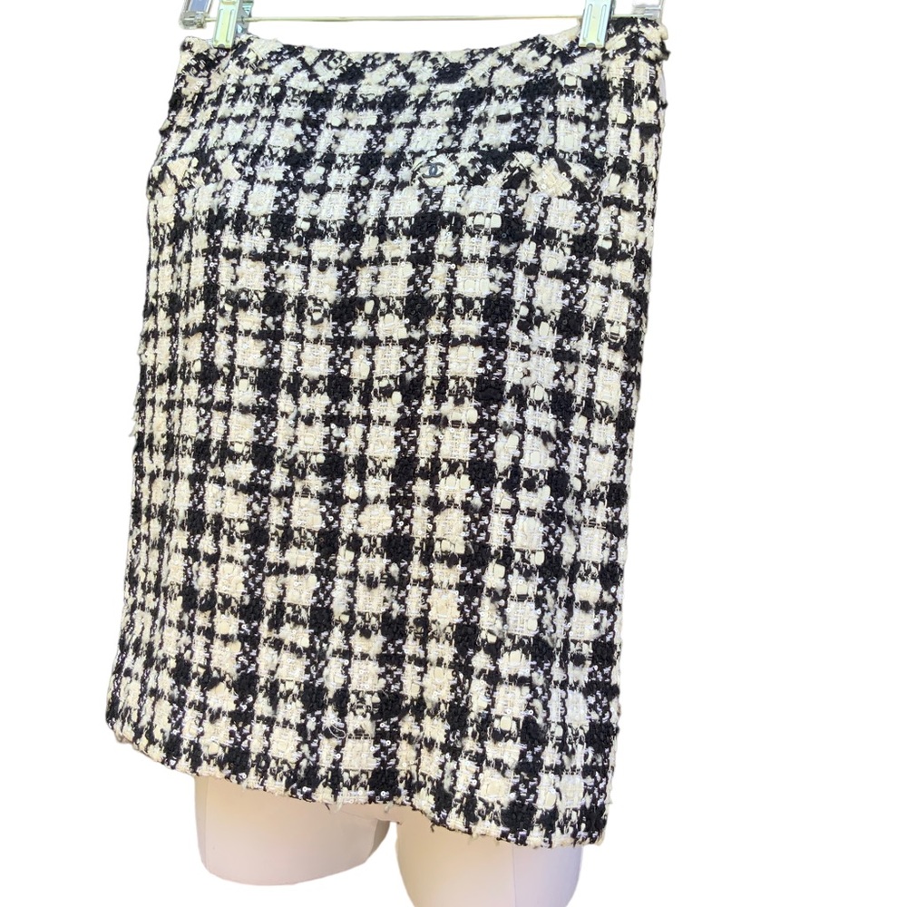 CHANEL VINTAGE. BNW Tweed Skirt with mini-sequins. Excellent condition. …